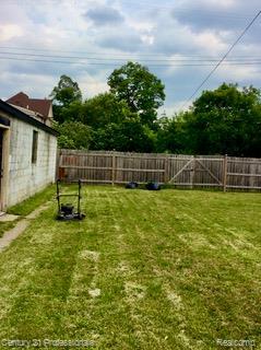 2118 Vinewood St, Detroit, MI 48216 - view of fenced backyard