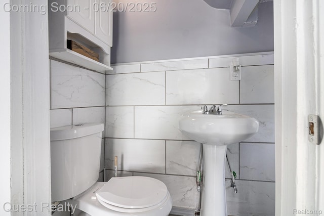 20863 Garden Ln, Ferndale, MI 48220 - half bath featuring toilet and tile walls