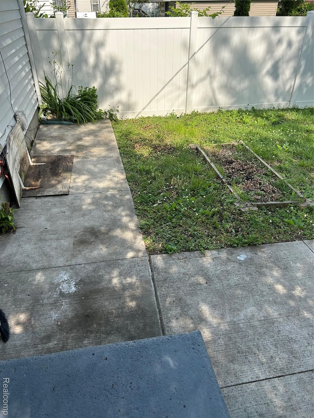 11236 Studebaker Ave, Warren, MI 48089 - view of yard featuring a patio area