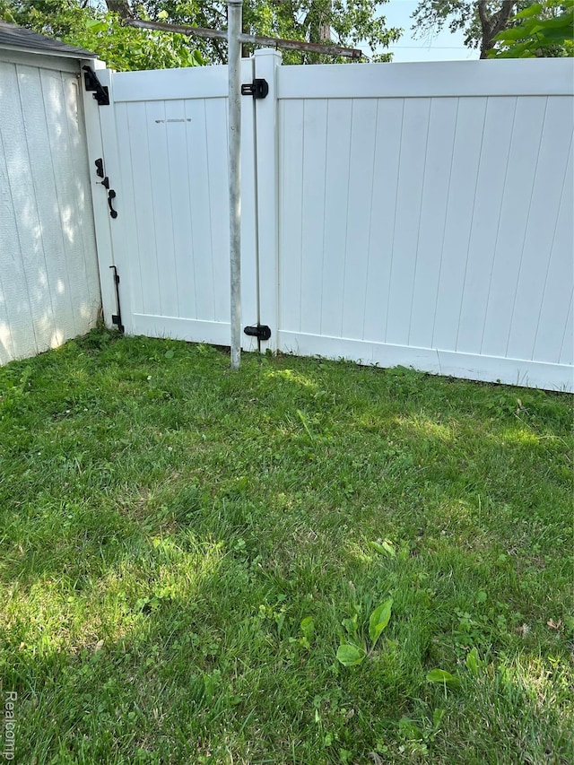 11236 Studebaker Ave, Warren, MI 48089 - view of yard featuring a gate