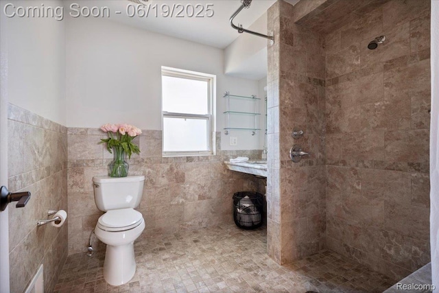 2755 Royal Ave, Berkley, MI 48072 - bathroom with a tile shower, tile walls, and wainscoting