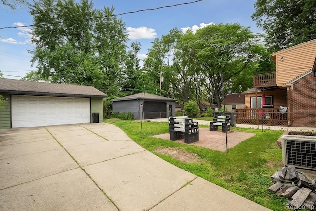 1333 N Franklin St, Dearborn, MI 48128 - view of yard featuring a detached garage and an outbuilding
