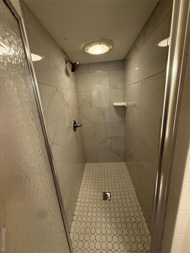 6352 Laurentian Ct, Flint, MI 48532 - bathroom with a shower stall