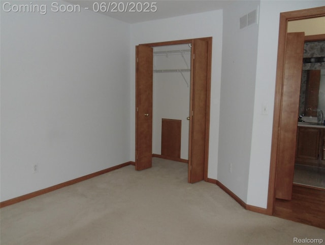2791 Lochmoor Blvd Unit 21, Lake Orion, MI 48360 - unfurnished bedroom featuring light carpet and a closet