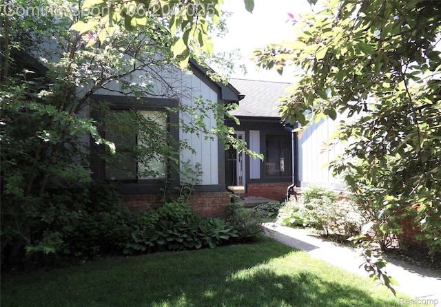 2791 Lochmoor Blvd Unit 21, Lake Orion, MI 48360 - view of front of house with a shingled roof and brick siding