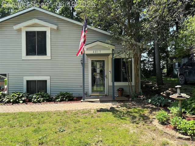 4817 Hickory Dr, Highland, MI 48356 - view of front of house featuring a front lawn