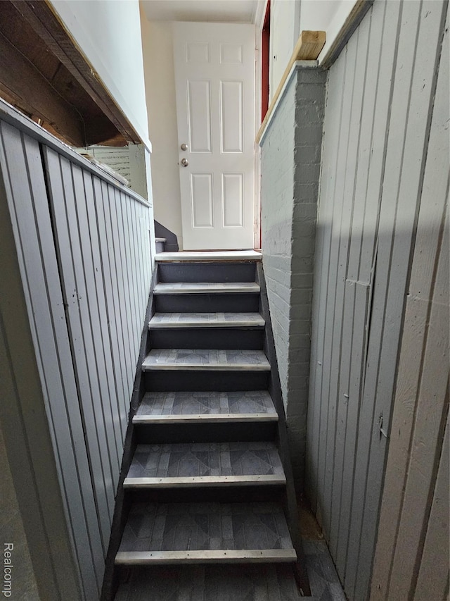 12645 Cloverlawn St, Detroit, MI 48238 - view of staircase