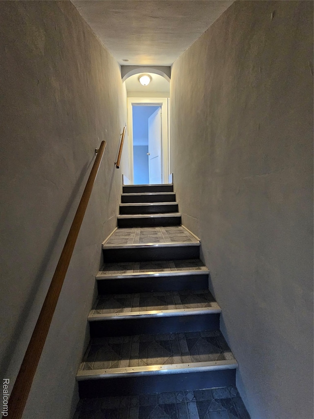 12645 Cloverlawn St, Detroit, MI 48238 - staircase featuring arched walkways