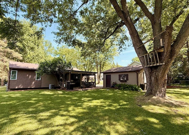 316 Colfax St, Fenton, MI 48430 - back of property with a yard