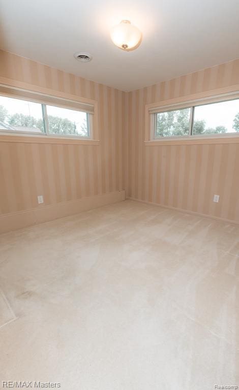 5820 Houghten Dr, Troy, MI 48098 - unfurnished room with carpet and wallpapered walls