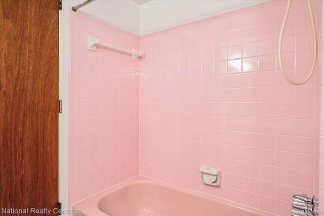 13142 Boca Grande Dr, Sterling Heights, MI 48312 - full bath featuring washtub / shower combination
