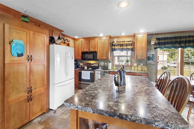 501 Kinloch, Temperance, MI 48182 - kitchen featuring appliances with stainless steel finishes, dark countertops, a kitchen island, recessed lighting, and brown cabinets