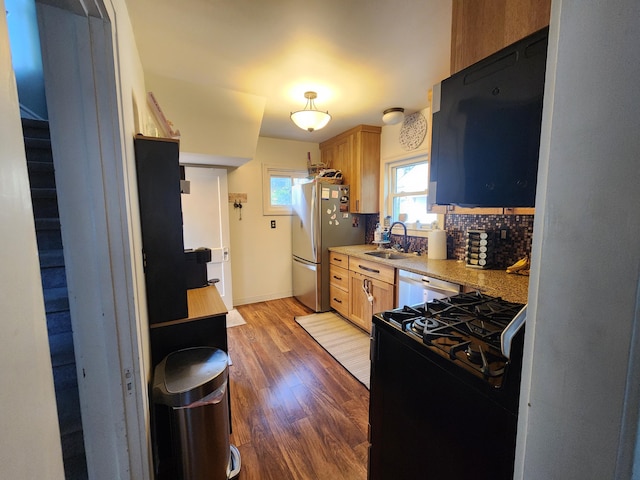 1908 Lakeway Ave, Kalamazoo, MI 49001 - kitchen featuring stainless steel appliances, light countertops, light wood-style floors, and backsplash