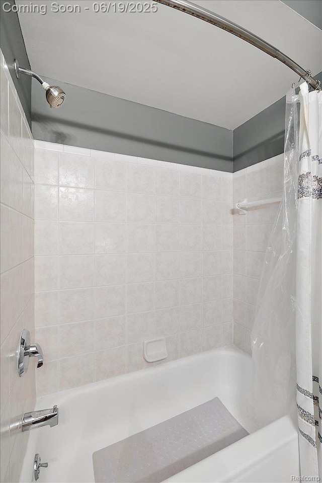 2082 Avon Lake Ln, Rochester Hills, MI 48307 - full bath featuring shower / bath combination with curtain