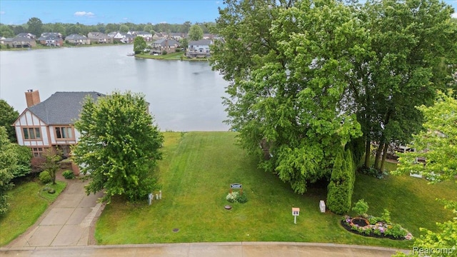 2082 Avon Lake Ln, Rochester Hills, MI 48307 - aerial view of residential area featuring a large body of water