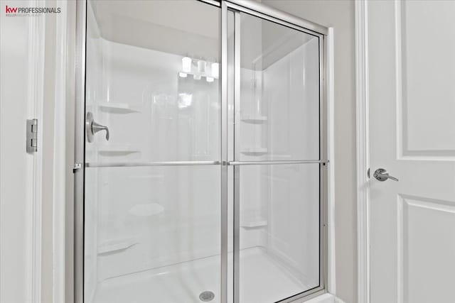 945 Reef Dr, Canton, MI 48187 - bathroom featuring a stall shower