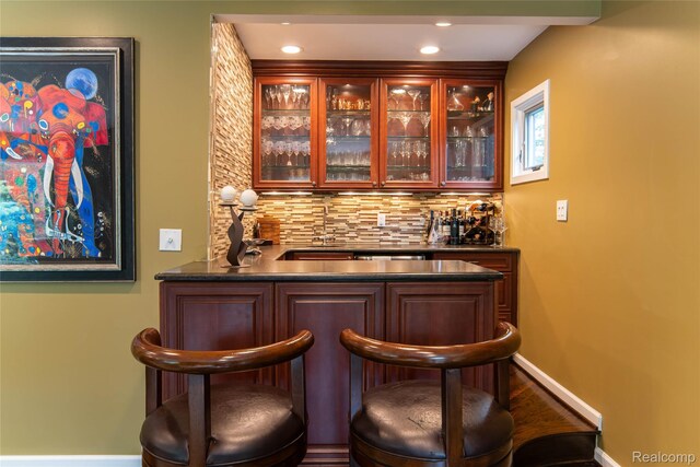 4683 Maura Ln, West Bloomfield, MI 48323 - indoor wet bar with tasteful backsplash and recessed lighting