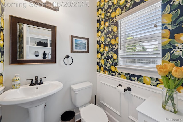 1920 Rowland Ave, Royal Oak, MI 48067 - bathroom featuring toilet and wallpapered walls