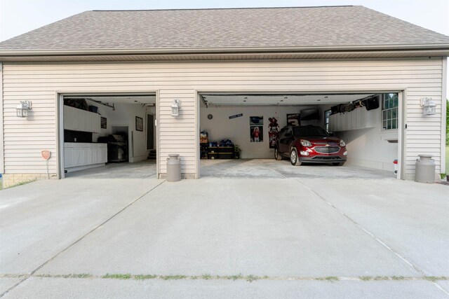 6360 Ray Rd, Swartz Creek, MI 48473 - garage with driveway