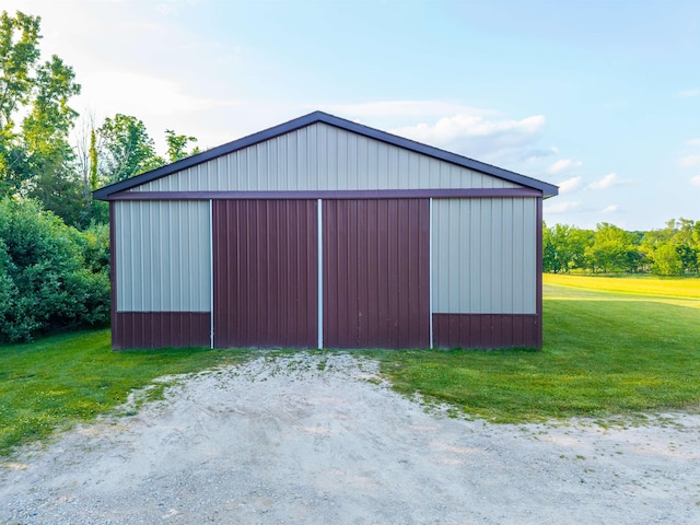 6360 Ray Rd, Swartz Creek, MI 48473 - view of pole building featuring a yard