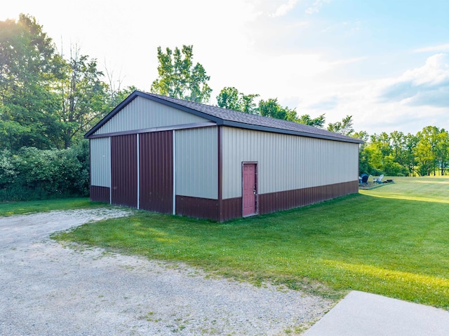 6360 Ray Rd, Swartz Creek, MI 48473 - view of pole building featuring a yard