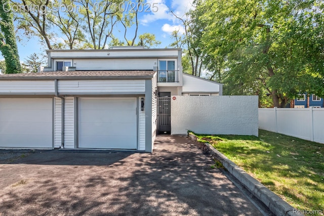 418 E 5th St Unit 2, Royal Oak, MI 48067 - view of front of house with a balcony and driveway