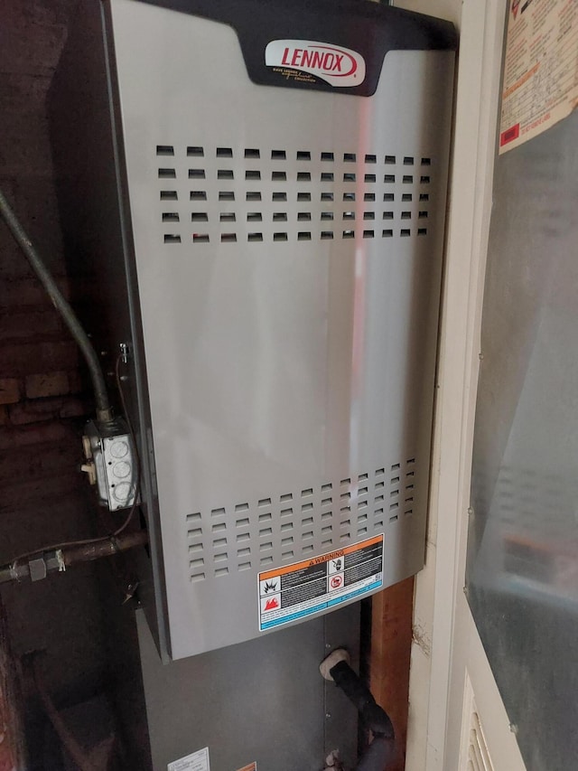 23675 N Shore Dr, Edwardsburg, MI 49112 - utilities featuring water heater