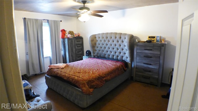 2633 Orchard Ln, Flint, MI 48504 - bedroom with a ceiling fan