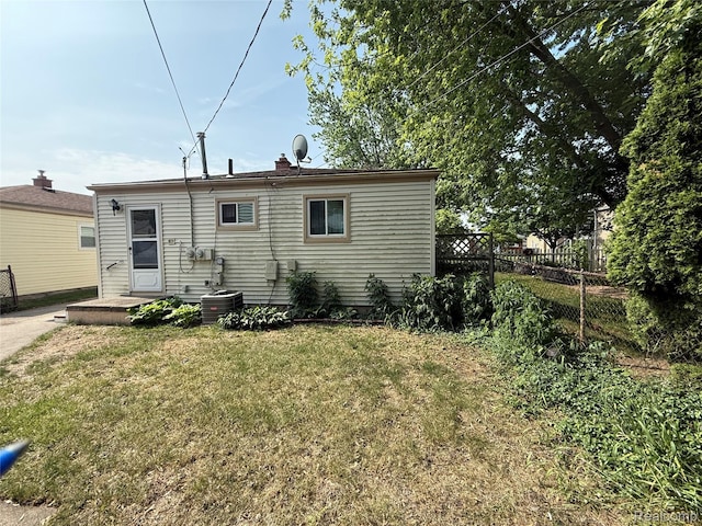 400 W Hudson Ave, Madison Heights, MI 48071 - rear view of property