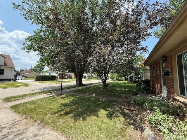 400 W Hudson Ave, Madison Heights, MI 48071 - view of green lawn