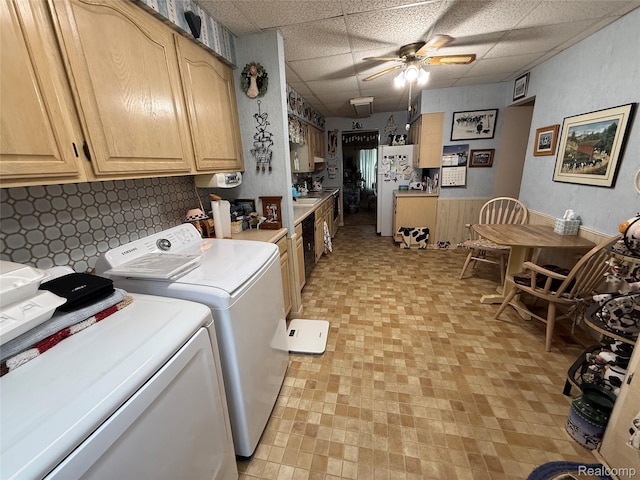 400 W Hudson Ave, Madison Heights, MI 48071 - washroom featuring independent washer and dryer and ceiling fan