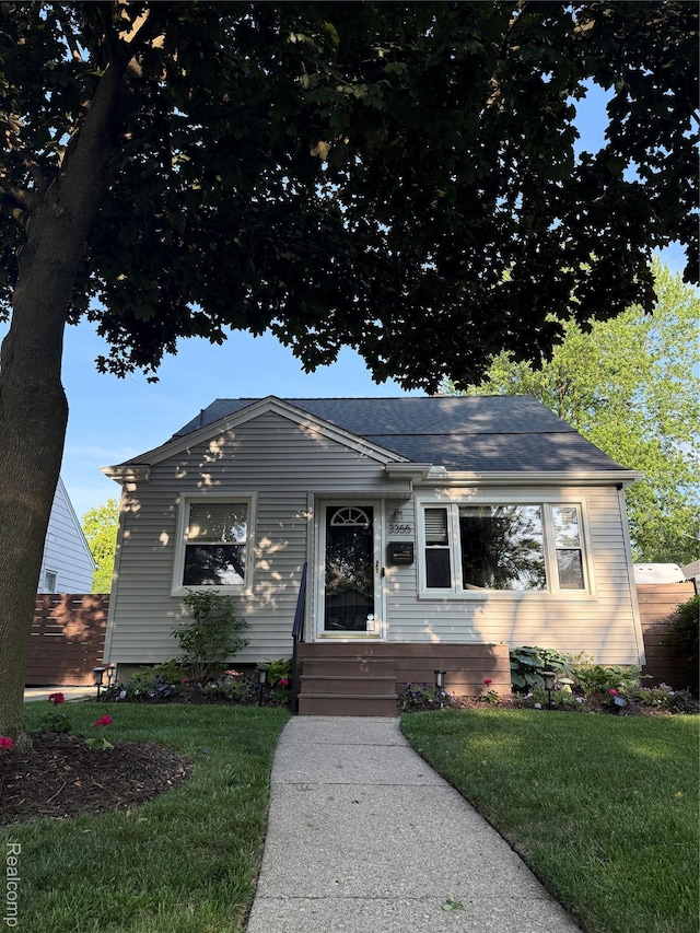 3355 Garden Ave, Royal Oak, MI 48073 - bungalow-style home featuring a front lawn