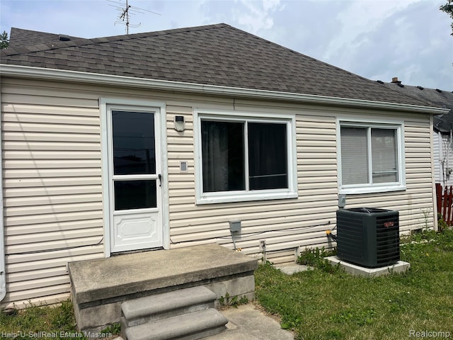 25616 Hoffmeyer St, Roseville, MI 48066 - rear view of house with a shingled roof