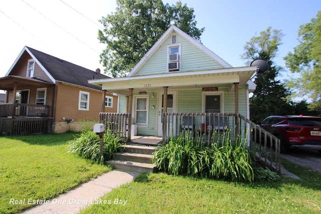 1521 Stanley St, Saginaw, MI 48602 - view of front facade featuring a porch and a front yard
