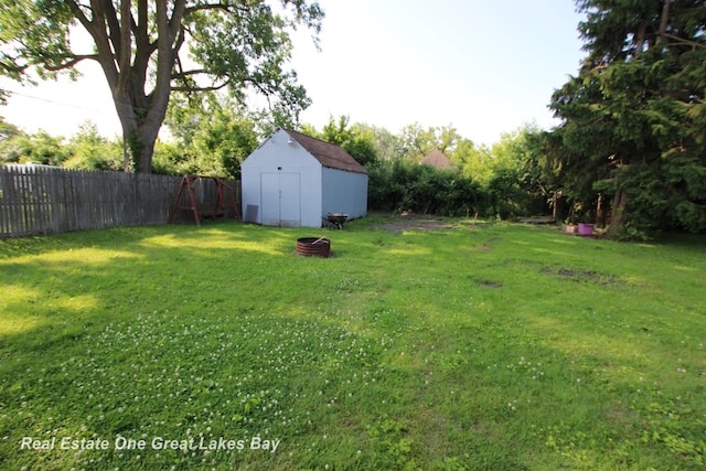 1521 Stanley St, Saginaw, MI 48602 - fenced backyard with a shed