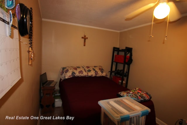1521 Stanley St, Saginaw, MI 48602 - bedroom featuring crown molding and a ceiling fan