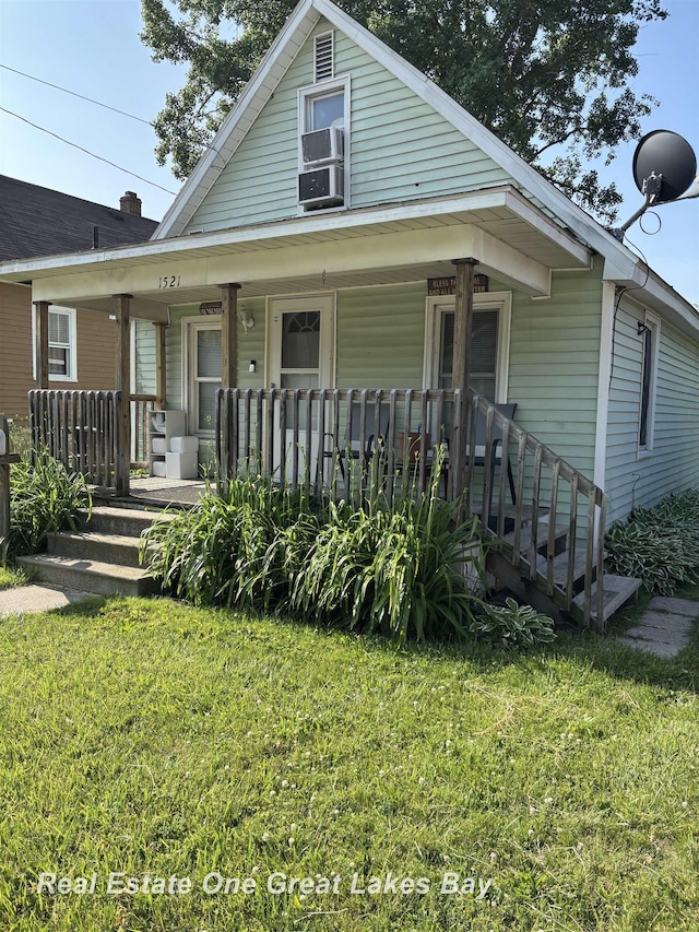 1521 Stanley St, Saginaw, MI 48602 - view of front facade with a porch and a front lawn