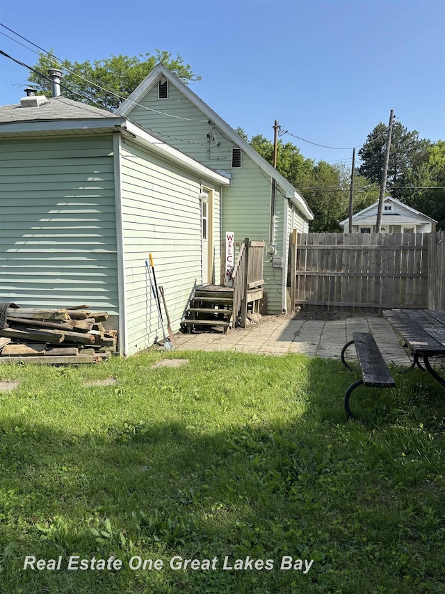 1521 Stanley St, Saginaw, MI 48602 - back of property featuring a wooden deck