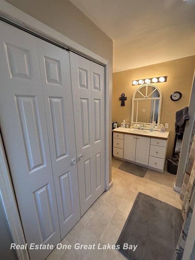 1521 Stanley St, Saginaw, MI 48602 - full bath with vanity and a closet