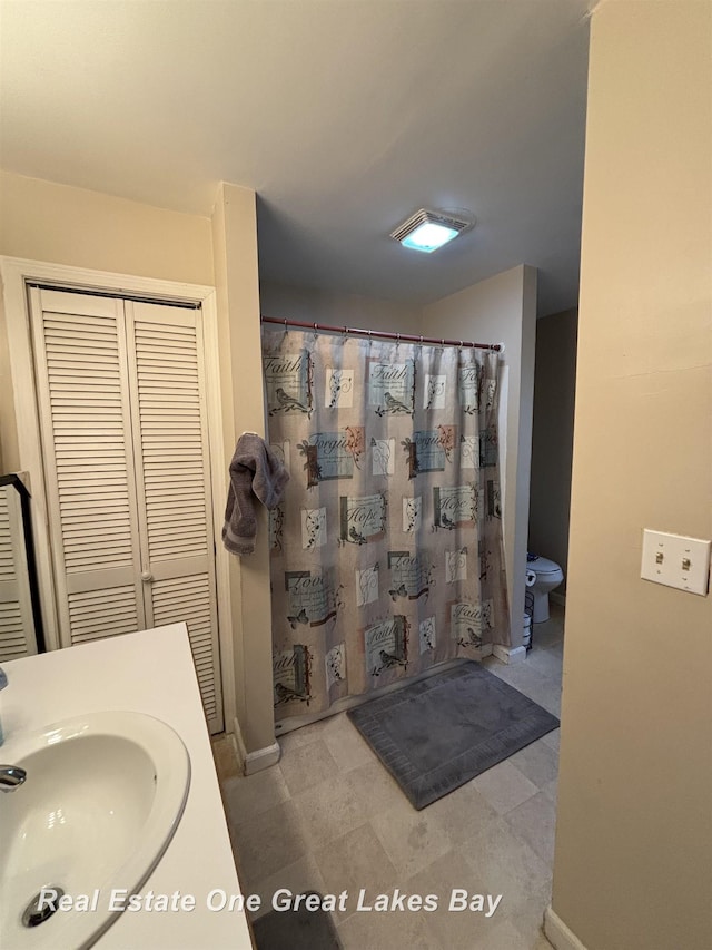 1521 Stanley St, Saginaw, MI 48602 - bathroom featuring vanity, a closet, and a shower with shower curtain