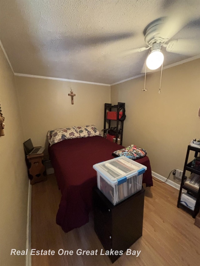 1521 Stanley St, Saginaw, MI 48602 - bedroom featuring wood finished floors, crown molding, a textured ceiling, and ceiling fan