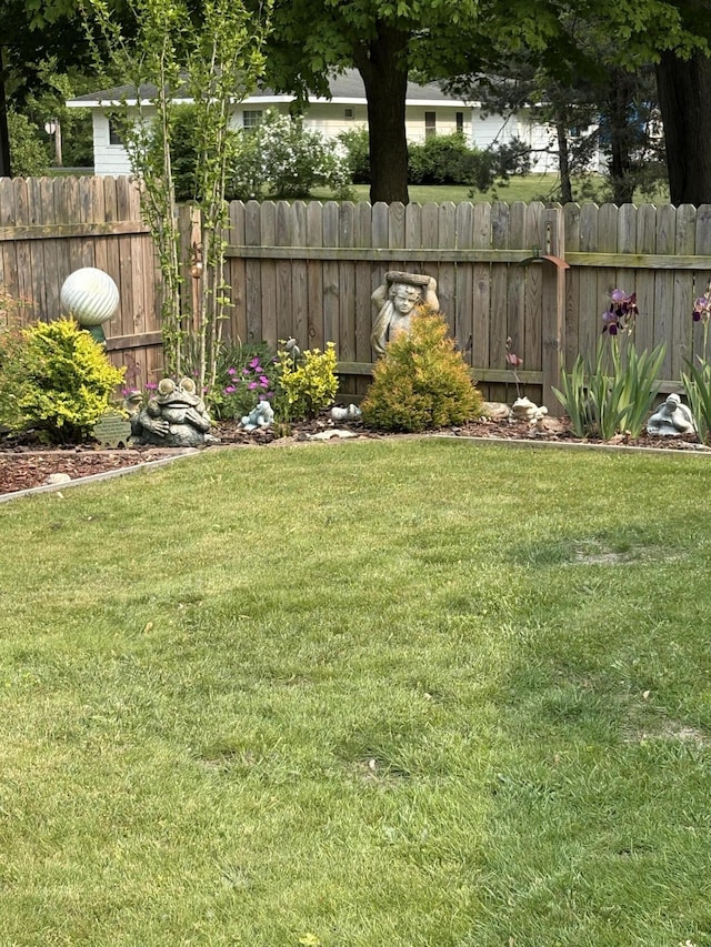2065 Reggie Dr, Benton Harbor, MI 49022 - view of yard