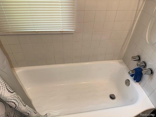 19670 Mccormick St, Detroit, MI 48224 - full bathroom featuring shower / tub combo
