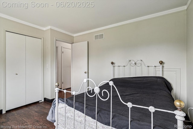 49212 Kimberly Ann Ln, Chesterfield, MI 48051 - bedroom with wood finished floors, crown molding, and a closet