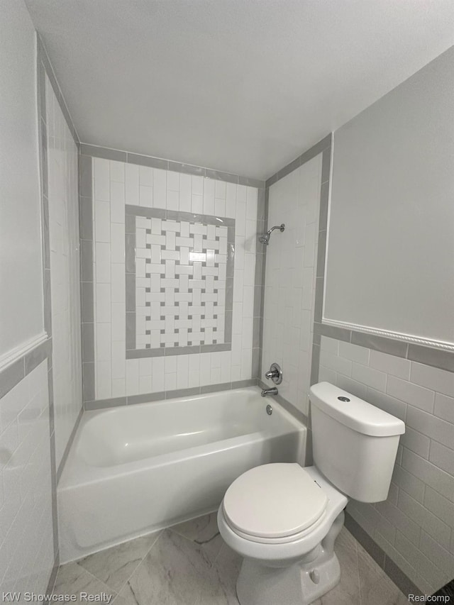 490 N Fox Hills Dr N Unit 2, Bloomfield Hills, MI 48304 - full bath with tile walls and shower / bathtub combination