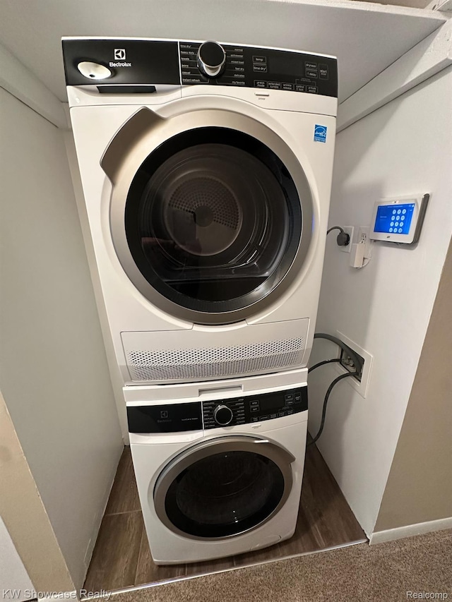 490 N Fox Hills Dr N Unit 2, Bloomfield Hills, MI 48304 - laundry room with stacked washer and clothes dryer and baseboards