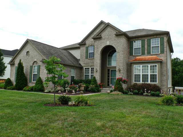 6296 Moonstone Dr, Grand Blanc, MI 48439 - view of front of home featuring a front yard and brick siding