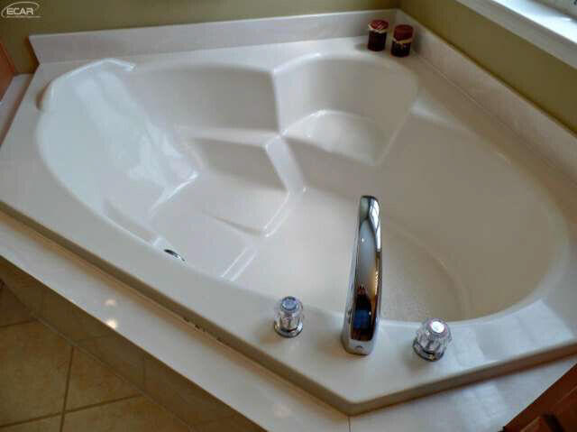 6296 Moonstone Dr, Grand Blanc, MI 48439 - bathroom view of a garden tub