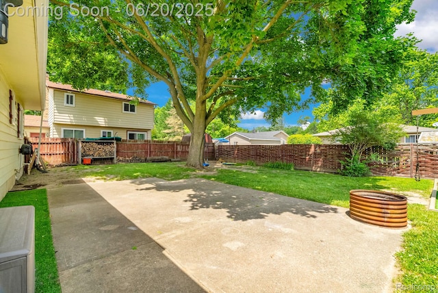 312 Airport Dr, Holly, MI 48442 - fenced backyard with a patio area