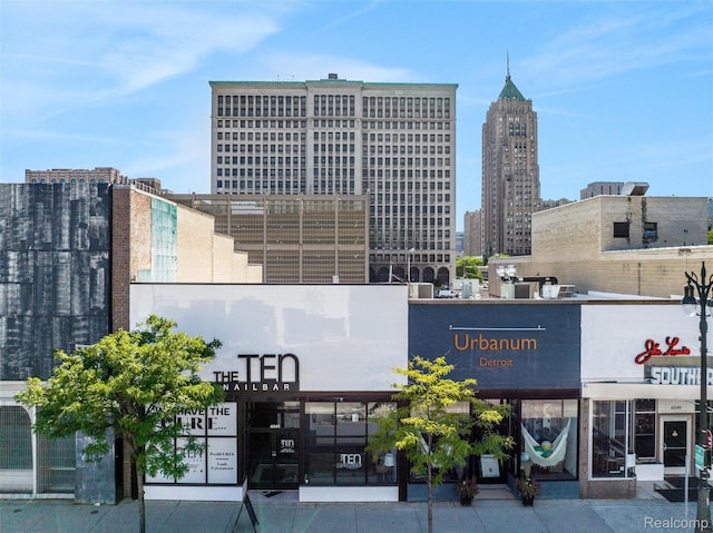 2843 E Grand Blvd Unit 4, Detroit, MI 48211 - view of building exterior featuring a view of skyline